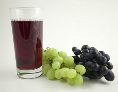 Стакан виноградного сока из красного сорта